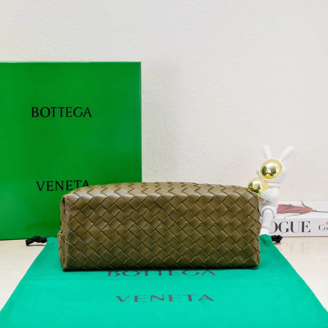 The 2023 new Andiamo batch of 2260 BV has been shipped‼ ️Really popular🔥The new Andiamo woven handbag launched by Bottega Veneta this season is really popular all over the world! ! Celebrities at home and abroad have worn it, and Oscar-winning actress Michelle Yeoh has taken it out on the street. Song Jia, Trai Yara, Yu Feihong, Sanji Ayaka, Rosie Hunting-Whiteley, Yoshioka Riho, etc. have all picked up this bag. It is classic and versatile, showing off its temperament, and the bag capacity is also large, which is very convenient for daily commuting! ! A variety of carrying methods, the shoulder straps can be adjusted by yourself, the original lambskin feels soft and delicate, and the unisex style breaks gender boundaries and brings a more practical and longer-lasting use experience. Andiamo, which has both elegant and casual styles, perfectly interprets the true appearance of "fashionable old money style". Style number: 8463 Size: 32*24*12